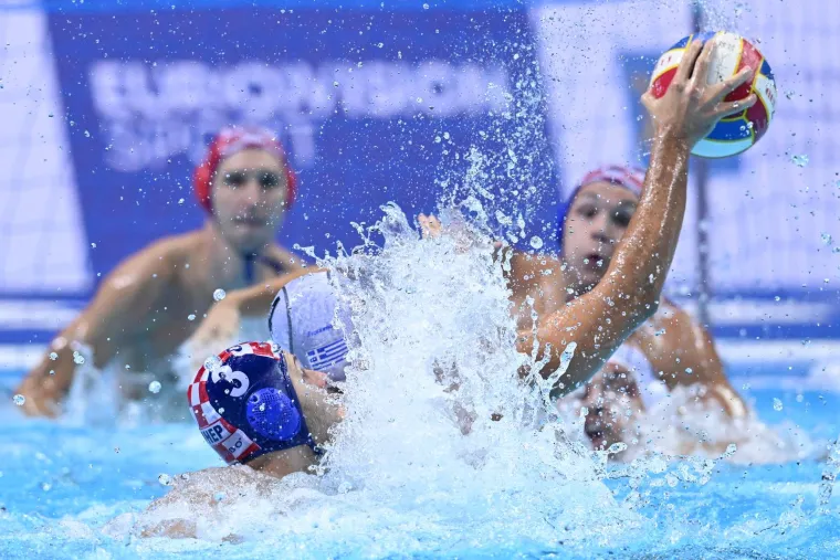 Hrvatska i Grčka vodili pravi rat u bazenu Spaladium Arene: Pogledajte ove uzbudljive kadrove sa EP-a, sva&scaron;ta se događalo ispod vode