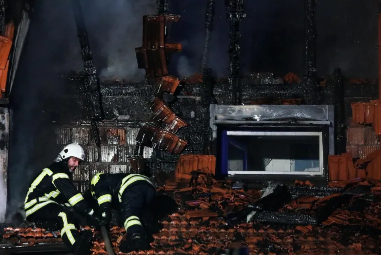 Pogledajte dramatične trenutke i posljedice velikog požara kuća u nizu u Zapre&scaron;iću