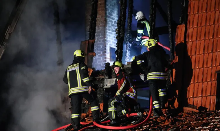 Pogledajte dramatične trenutke i posljedice velikog požara kuća u nizu u Zapre&scaron;iću