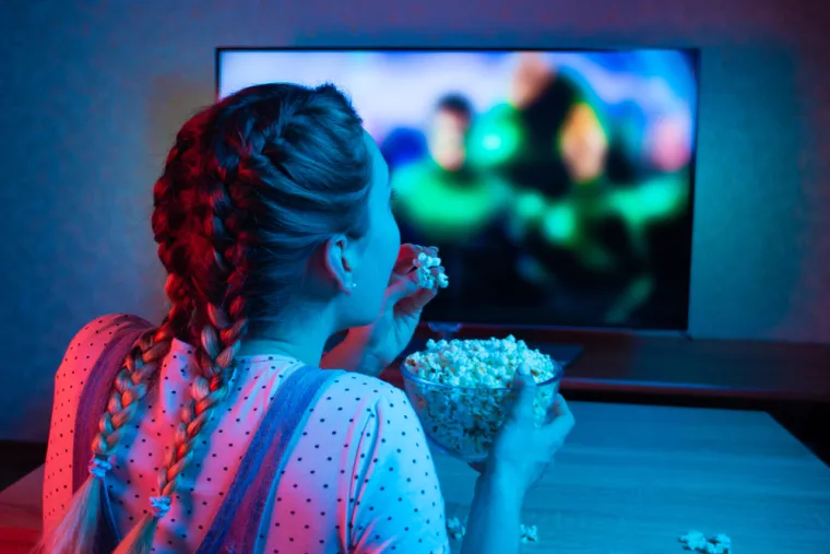 4. Loša navika spavanja: &quot;Kršim sva pravila spavanja gledajući TV uvučena u krevet. To me usrećuje. Studije pokazuju da je najbolje unijeti kofein 90 do 120 minuta nakon buđenja, ali ja kavu ujutro pijem što je prije moguće jer me dijete često rano probudi. Nisam prihvatila trend hladnog tuširanja ujutro, iako znanost pokazuje da to može biti korisno. Navika koja je promijenila moj san nabolje: ograničenje izlaganja svjetlu prije spavanja, telefon izvan moje spavaće sobe u svim okolnostima.&quot;