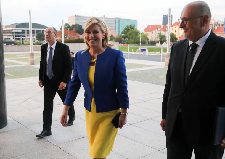 Grabar Kitarović je povodom Dana neovisnosti Ukrajine i polugodišnjice ruske invazije na tu zemlju odjenula boje Ukrajine i tako pružila podršku Ukrajincima. Svi su se raspričali o njezinoj nikad vitkijoj liniji. 