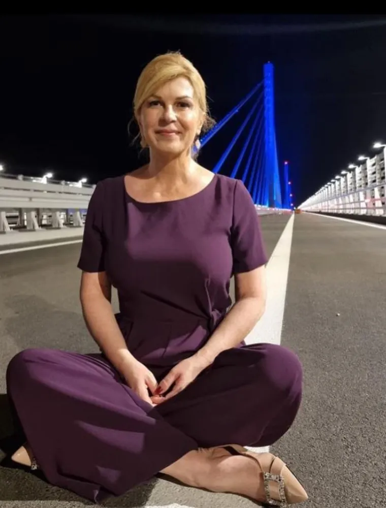 Među brojnim uzvanicima na povijesnom otvorenju Pelješkog mosta bila je i Kolinda, koja nije prestajala očaravati svojim elegantnim izdanjem. Fotku na kojoj pozira u ljubičastom kombinezonu je objavila na društvenim mrežama. 