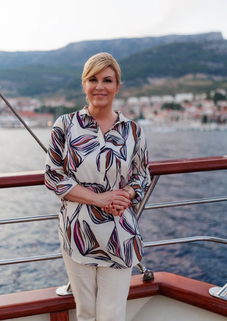 Kolinda je u srpnju bila na otvorenju studija ekonomije i menadžmenta na Braču. Fotka s događanja je, normalno, završila na Instagramu. Mnogi su zanemarili Kolindin opis fotografije pa se odmah fokusirali na njezin besprijekoran i postojan izgled. &quot;Najljepša ste Hrvatica&quot;, tepali su joj obožavatelji. 