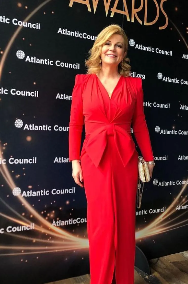Bivša hrvatska predsjednica javila se u svibnju pratiteljima na Instagramu iz Washingtona. U Americi je bila na dodjeli nagrada Atlantic Council. Kolinda je za tu priliku izgledala sjajno. Nosila je dugačku crvenu haljinu s velikom mašnom koja je naglasila njezin struk.