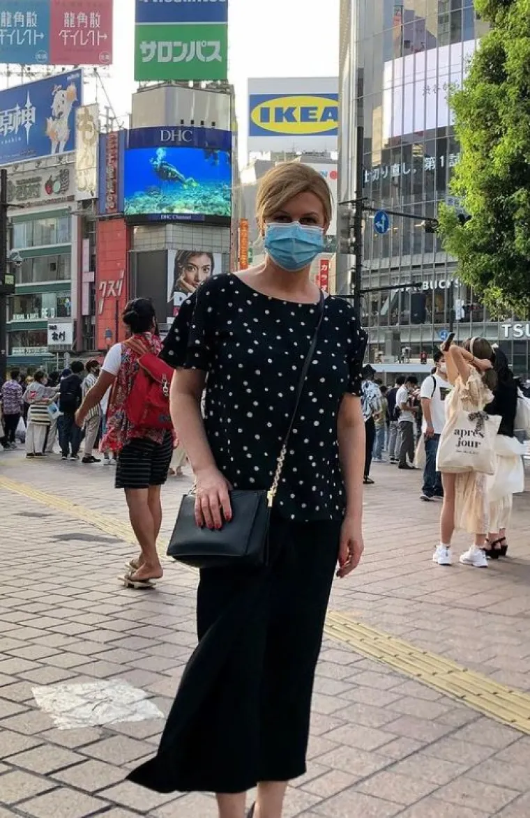 U Tokiju je boravila lani u kolovozu. &quot;Pozdrav iz centra Tokija&quot;, napisala je Instagramu ispod fotki na kojima pozira na ulicama Tokija. Kolinda je na sebi imala crnu majicu s bijelim točkama, crne hlače i salonke u istoj boji.