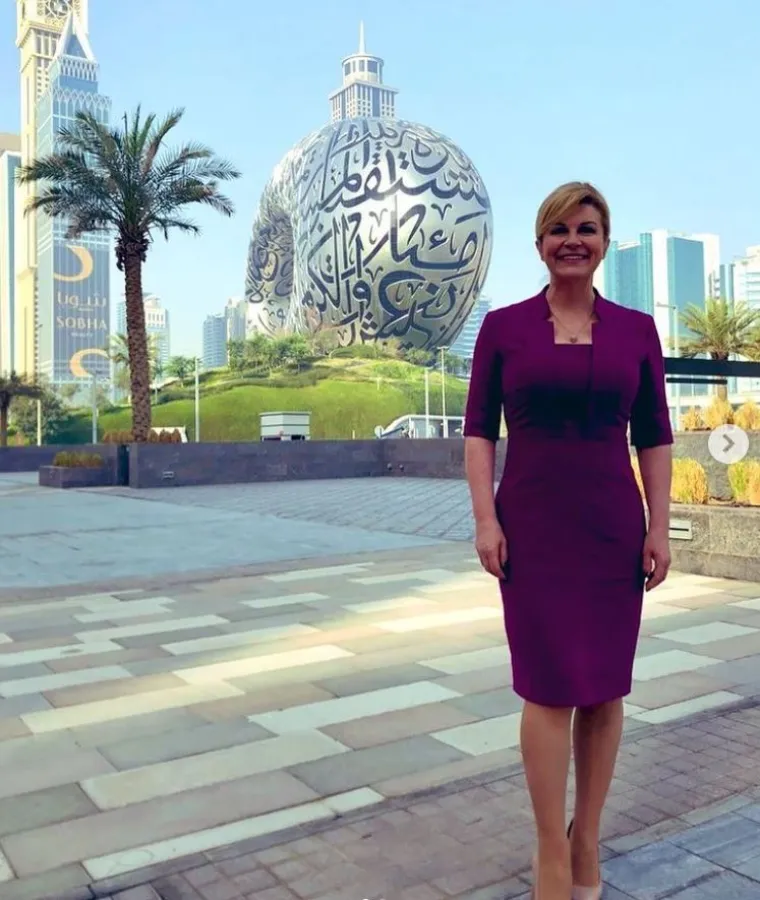 U ožujku je bila i u Dubaiju, a kad je fotku objavila na Instagramu, objava je izazvala sveopće oduševljenje. Pozirala je u uskoj ljubičastoj haljini kratkih rukava. Zbog svog stajlinga dobila je čak i ljubavnu poruku. &quot;Pozdrav draga predsjednice, kamo ste otišli? Ljubavi moja, draga moja. Želio bih da mi jednom odgovoriš. Molim vas, ja sam iranski mladić i ponosan sam što pratim vašu stranicu&quot;, pisao je pratitelj. 