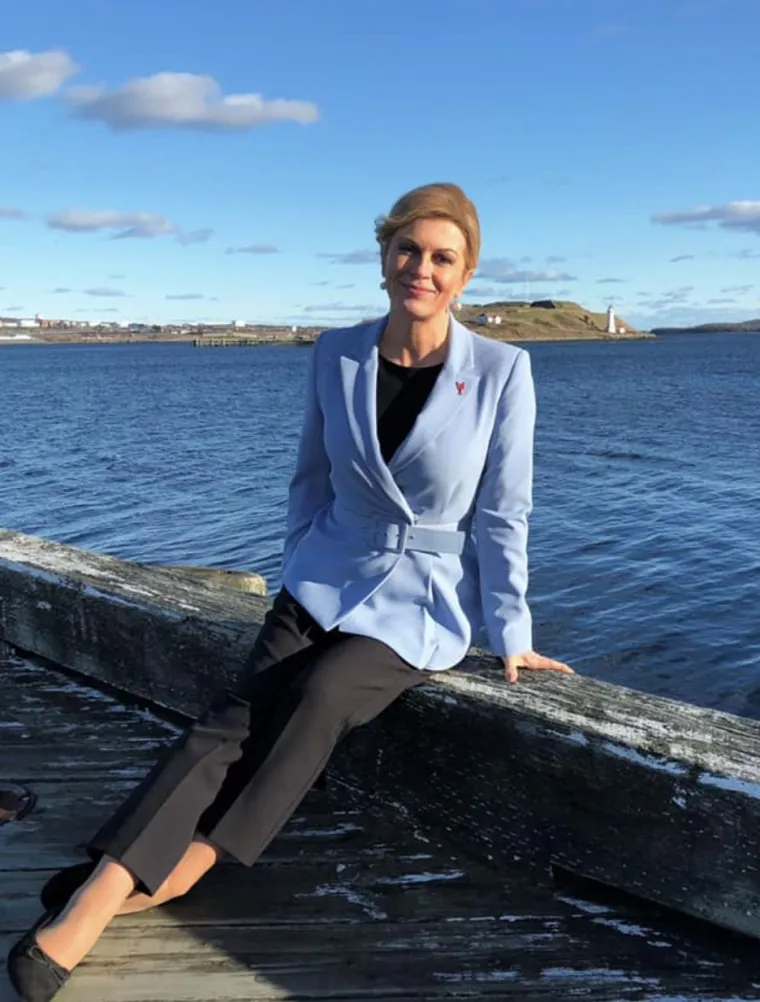 U studenom prošle godine, Kolinda je na svom Facebook profilu podijelia fotke iz svog posjeta Kanadi. Mediji su tada pisali kako se Kolinda prepolovila. Bivša se predsjednica tijekom 2018. godine odlučila na tzv. liposukcijsku dijetu, na kojoj su bile i brojne druge javne ličnosti, poput Halida Bešlića, Nede Ukraden, Monice Bellucci, Jennifer Aniston i brojnih drugih.