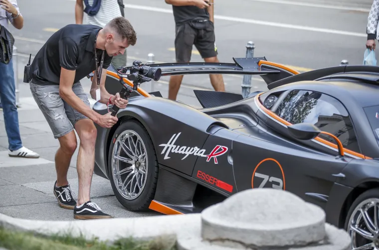 Ispred hotela Esplanade parkiran je supersportski automobil Pagani Huayra R, jedan od ukupno 30 proizvedenih primjeraka cija je cijena oko 3 milijuna eura. Automobil je izlozen ispred hotela u sklopu Supercar owners cluba Slavko Midžor/Pixsell