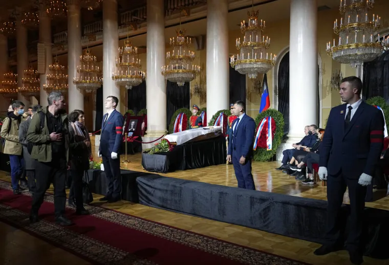 Tisuće Rusa u Moskvi odaju posljednju počast Gorbačovu i obilaze njegov otvoreni lijes. Putin ne dolazi
