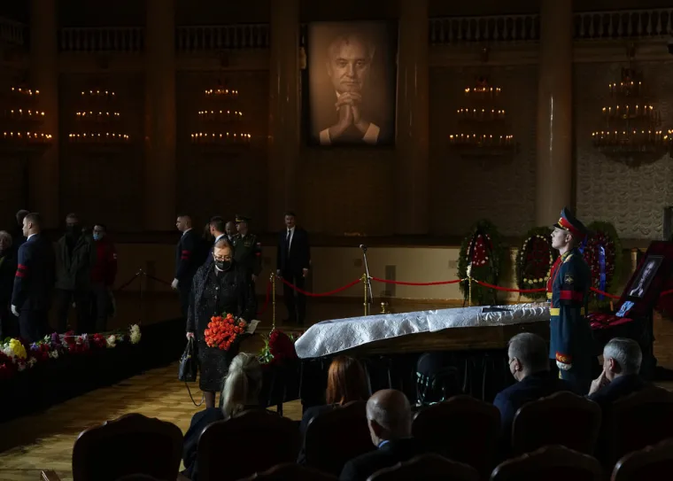 Tisuće Rusa u Moskvi odaju posljednju počast Gorbačovu i obilaze njegov otvoreni lijes. Putin ne dolazi