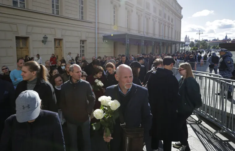 Tisuće Rusa u Moskvi odaju posljednju počast Gorbačovu i obilaze njegov otvoreni lijes. Putin ne dolazi