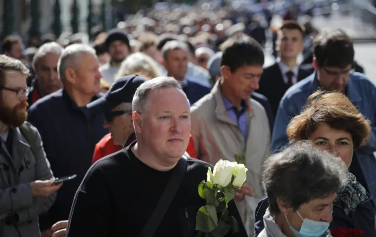 Tisuće Rusa u Moskvi odaju posljednju počast Gorbačovu i obilaze njegov otvoreni lijes. Putin ne dolazi