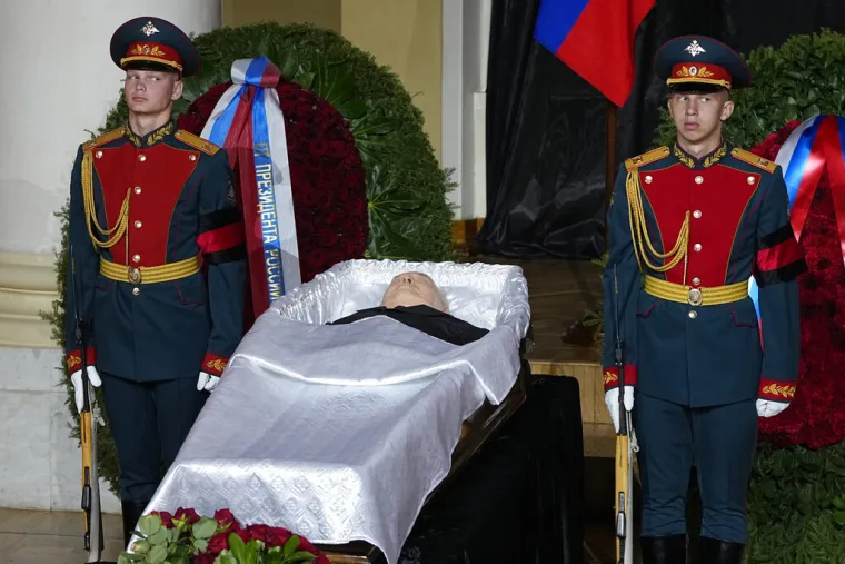 Tisuće Rusa u Moskvi odaju posljednju počast Gorbačovu i obilaze njegov otvoreni lijes. Putin ne dolazi