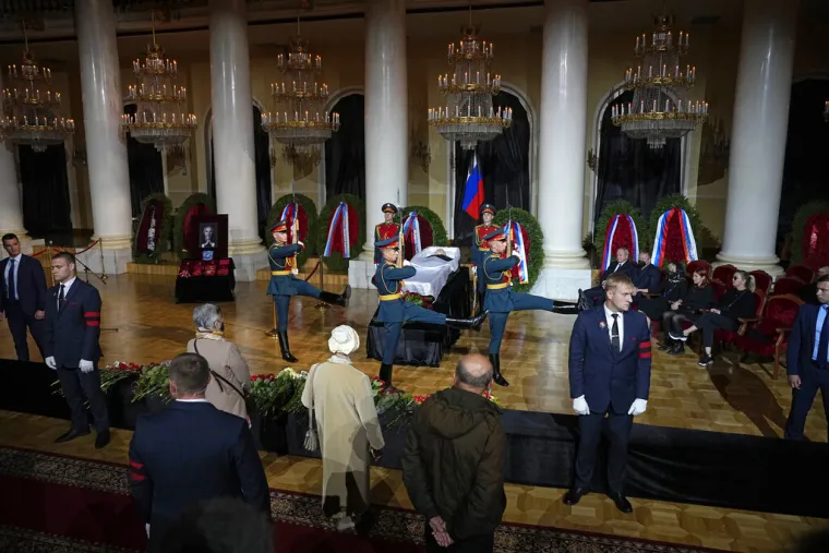 Tisuće Rusa u Moskvi odaju posljednju počast Gorbačovu i obilaze njegov otvoreni lijes. Putin ne dolazi