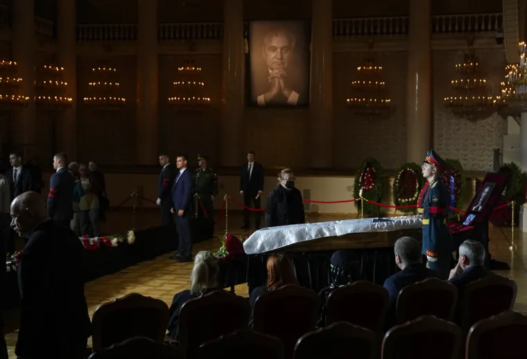 Tisuće Rusa u Moskvi odaju posljednju počast Gorbačovu i obilaze njegov otvoreni lijes. Putin ne dolazi