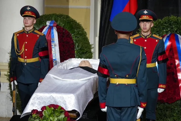 Tisuće Rusa u Moskvi odaju posljednju počast Gorbačovu i obilaze njegov otvoreni lijes. Putin ne dolazi
