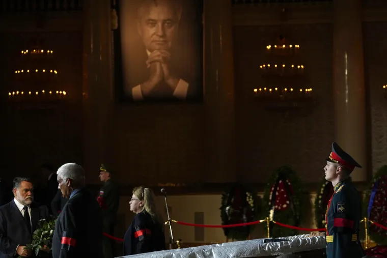 Tisuće Rusa u Moskvi odaju posljednju počast Gorbačovu i obilaze njegov otvoreni lijes. Putin ne dolazi