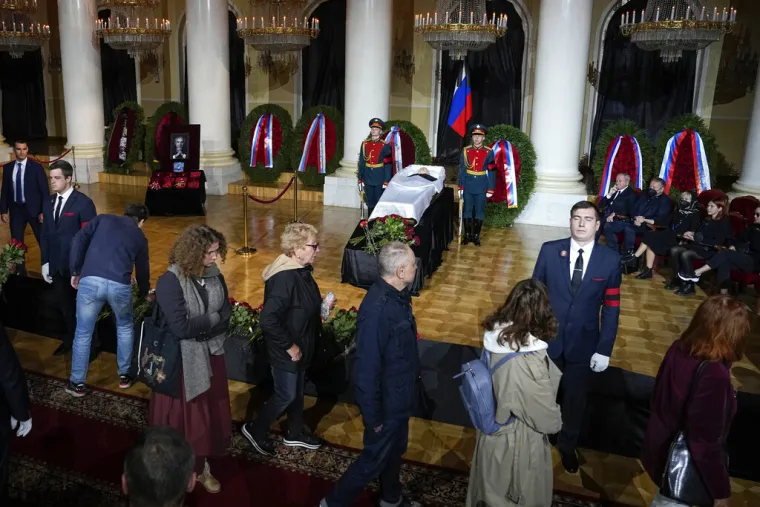 Tisuće Rusa u Moskvi odaju posljednju počast Gorbačovu i obilaze njegov otvoreni lijes. Putin ne dolazi