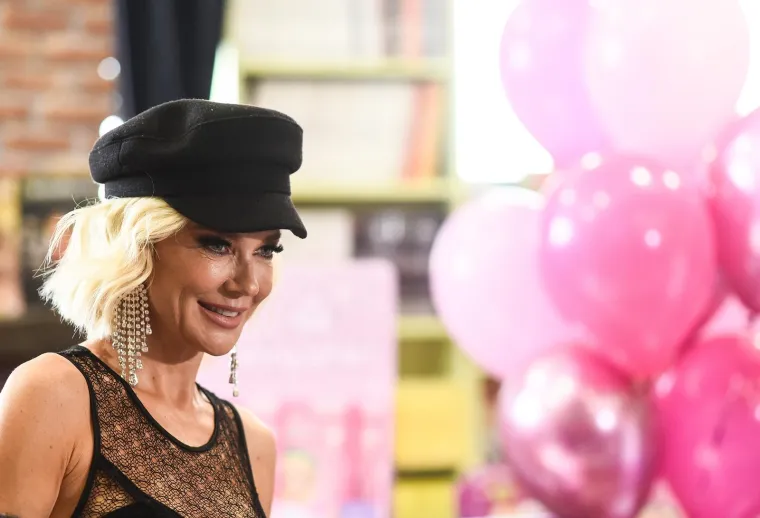 Fotoreporteri snimili Maju &Scaron;uput na druženju u knjižari, ovako kraljica svadbi izgleda bez foto&scaron;opa i filtera