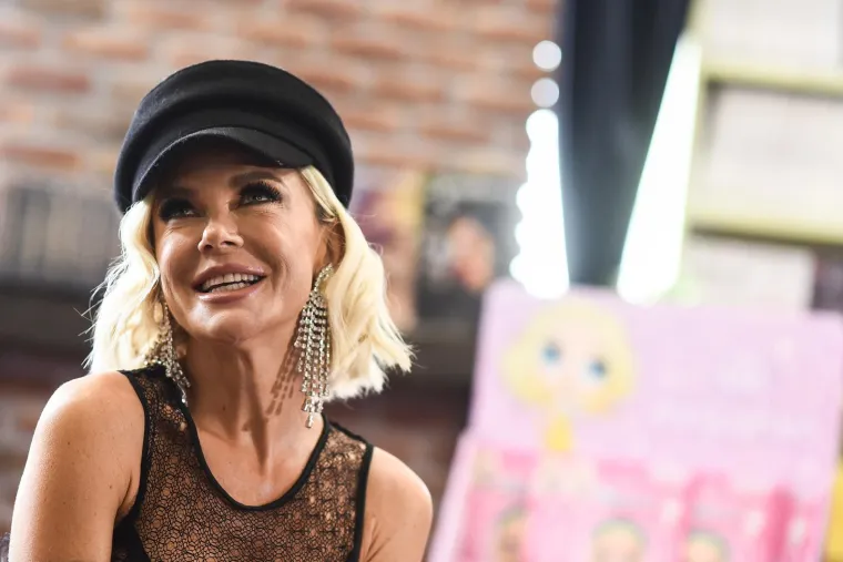 Fotoreporteri snimili Maju &Scaron;uput na druženju u knjižari, ovako kraljica svadbi izgleda bez foto&scaron;opa i filtera