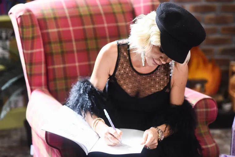 Fotoreporteri snimili Maju &Scaron;uput na druženju u knjižari, ovako kraljica svadbi izgleda bez foto&scaron;opa i filtera