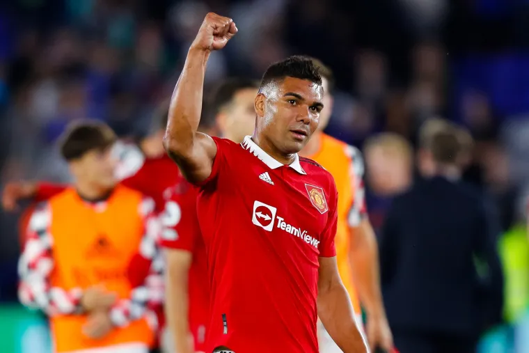 5. mjesto (Casemiro)  - Osvojio je sve što je mogao igrajući za Real Madrid, a sad je ispunio svoje snove zbog toga što ima priliku igrati u Premier ligi. Ponovno se ujedinio zajedno s Ronaldom, a plaćen je 70, 65 milijuna eura.
