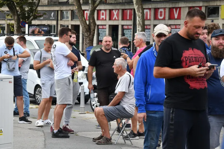 Ogroman red ispred Maksimira: Svi žele gledati Dinamo protiv zvijezda Chelseaja, neki su si ponijeli stolice i knjige kako bi 'ubili' vrijeme