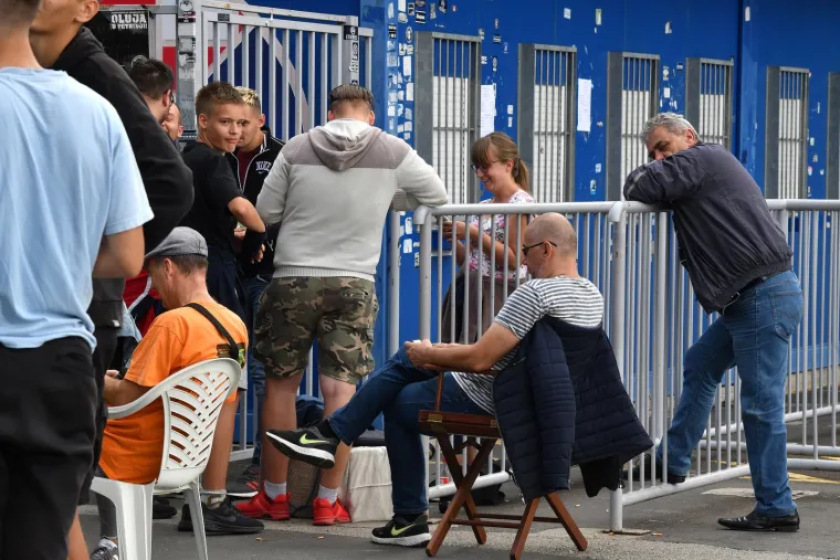 Ogroman red ispred Maksimira: Svi žele gledati Dinamo protiv zvijezda Chelseaja, neki su si ponijeli stolice i knjige kako bi 'ubili' vrijeme