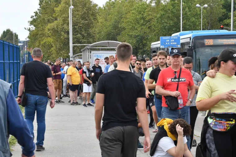 Ogroman red ispred Maksimira: Svi žele gledati Dinamo protiv zvijezda Chelseaja, neki su si ponijeli stolice i knjige kako bi 'ubili' vrijeme