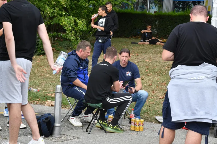 Ogroman red ispred Maksimira: Svi žele gledati Dinamo protiv zvijezda Chelseaja, neki su si ponijeli stolice i knjige kako bi 'ubili' vrijeme