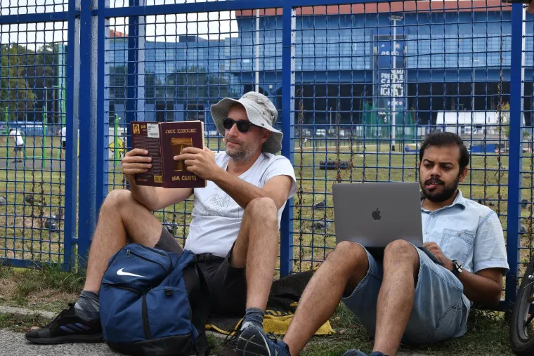 Ogroman red ispred Maksimira: Svi žele gledati Dinamo protiv zvijezda Chelseaja, neki su si ponijeli stolice i knjige kako bi 'ubili' vrijeme