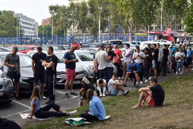 Ogroman red ispred Maksimira: Svi žele gledati Dinamo protiv zvijezda Chelseaja, neki su si ponijeli stolice i knjige kako bi 'ubili' vrijeme