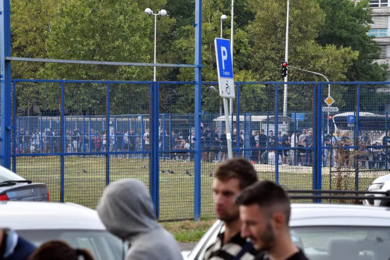 Ogroman red ispred Maksimira: Svi žele gledati Dinamo protiv zvijezda Chelseaja, neki su si ponijeli stolice i knjige kako bi 'ubili' vrijeme