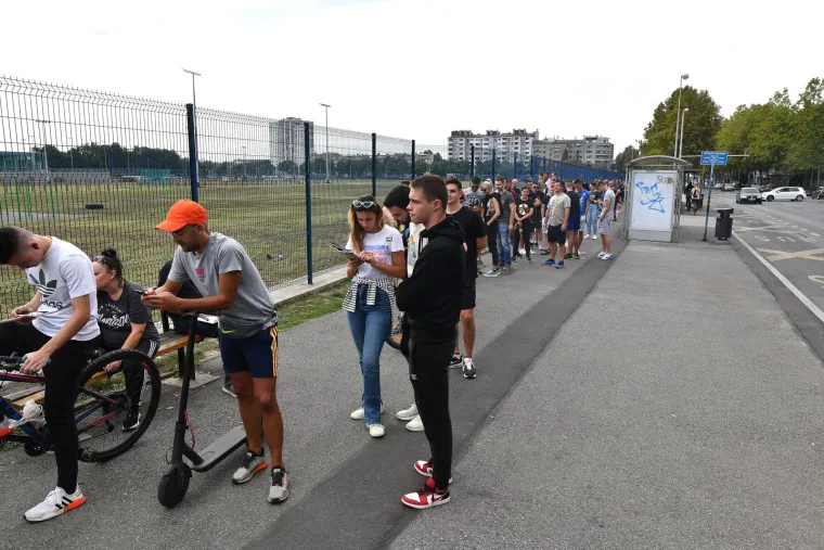 Ogroman red ispred Maksimira: Svi žele gledati Dinamo protiv zvijezda Chelseaja, neki su si ponijeli stolice i knjige kako bi 'ubili' vrijeme