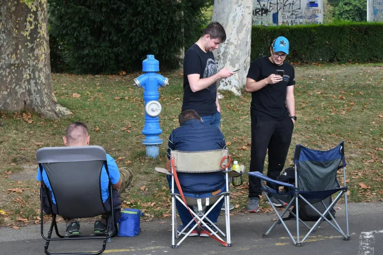 Ogroman red ispred Maksimira: Svi žele gledati Dinamo protiv zvijezda Chelseaja, neki su si ponijeli stolice i knjige kako bi 'ubili' vrijeme