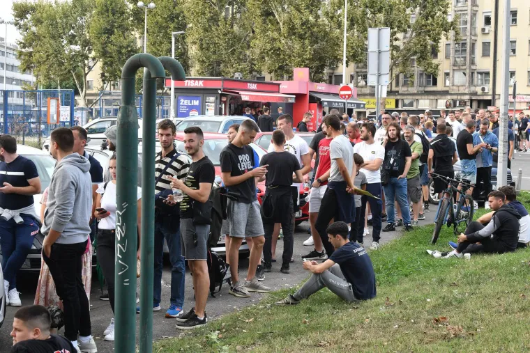 Ogroman red ispred Maksimira: Svi žele gledati Dinamo protiv zvijezda Chelseaja, neki su si ponijeli stolice i knjige kako bi 'ubili' vrijeme