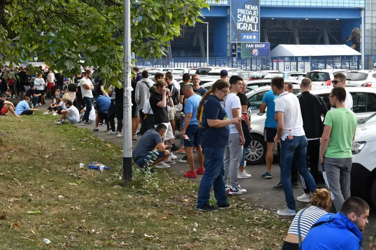 Ogroman red ispred Maksimira: Svi žele gledati Dinamo protiv zvijezda Chelseaja, neki su si ponijeli stolice i knjige kako bi 'ubili' vrijeme