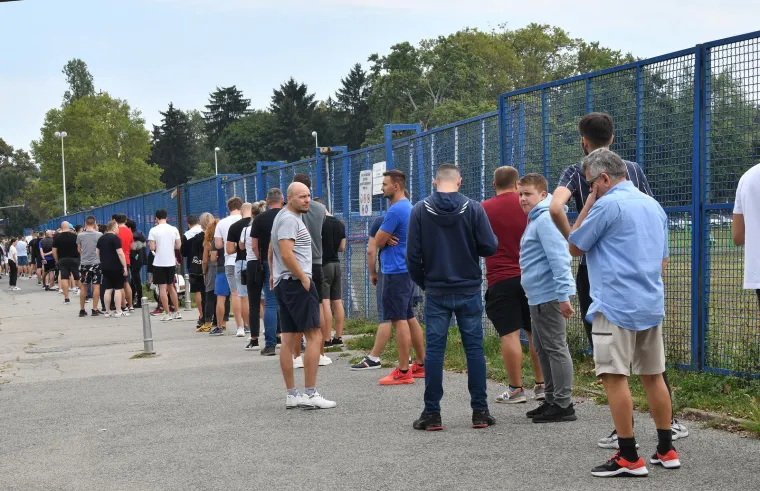 Ogroman red ispred Maksimira: Svi žele gledati Dinamo protiv zvijezda Chelseaja, neki su si ponijeli stolice i knjige kako bi 'ubili' vrijeme