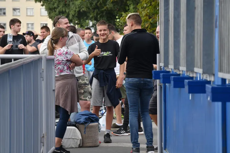 Ogroman red ispred Maksimira: Svi žele gledati Dinamo protiv zvijezda Chelseaja, neki su si ponijeli stolice i knjige kako bi 'ubili' vrijeme