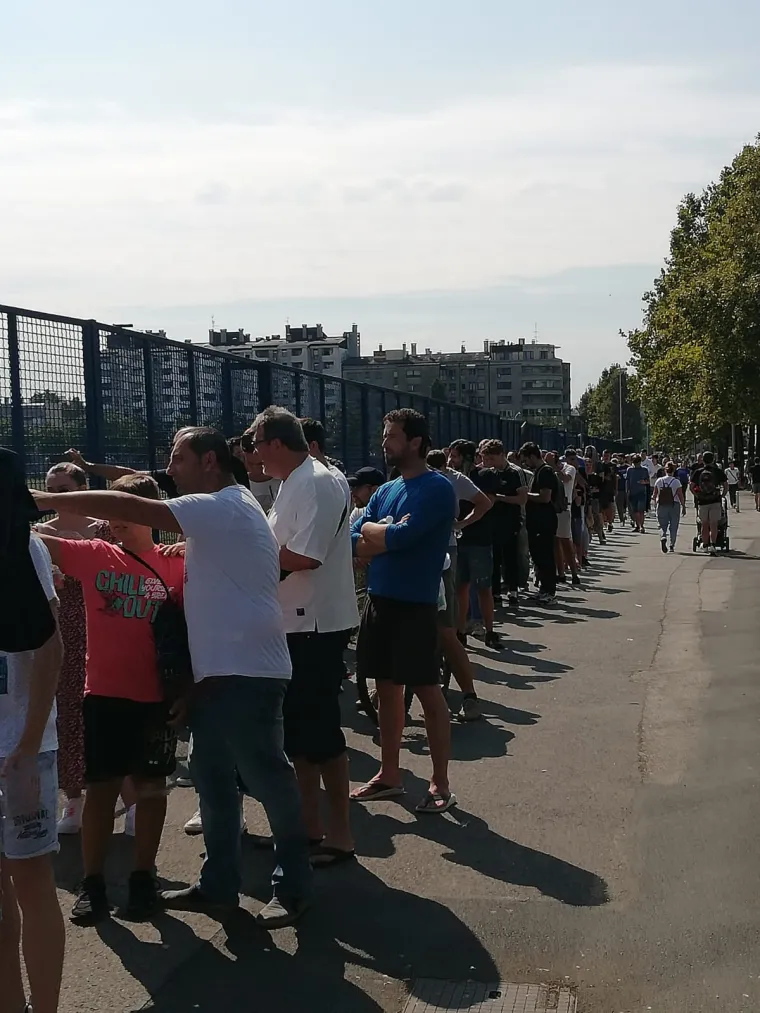 Red koji se proteže na kilometre: Dinamovi navijači navalili na ulaznice protiv Chelseaja u Ligi prvaka