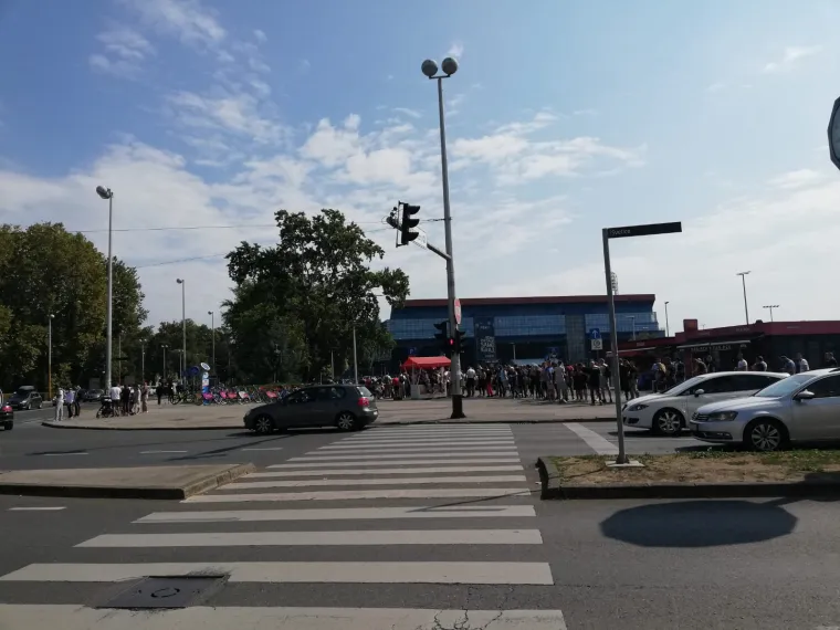 Red koji se proteže na kilometre: Dinamovi navijači navalili na ulaznice protiv Chelseaja u Ligi prvaka
