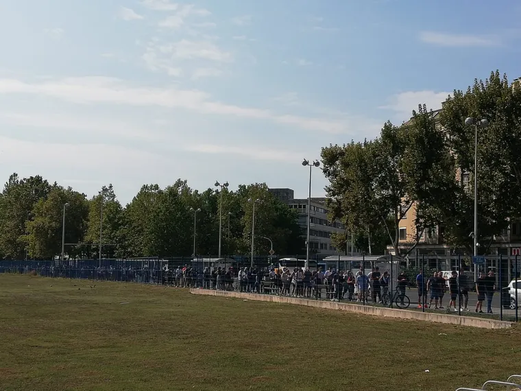 Red koji se proteže na kilometre: Dinamovi navijači navalili na ulaznice protiv Chelseaja u Ligi prvaka