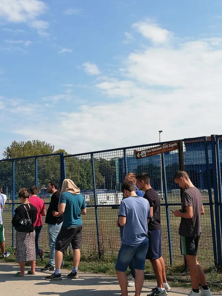 Red koji se proteže na kilometre: Dinamovi navijači navalili na ulaznice protiv Chelseaja u Ligi prvaka