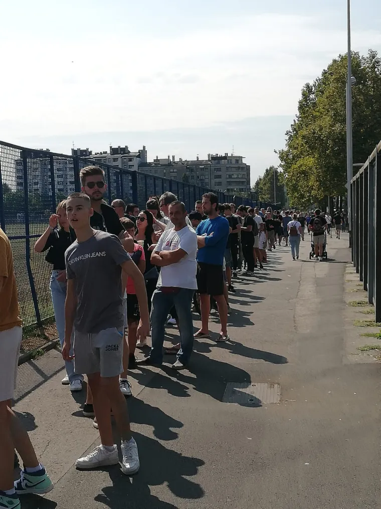 Red koji se proteže na kilometre: Dinamovi navijači navalili na ulaznice protiv Chelseaja u Ligi prvaka