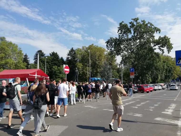 Red koji se proteže na kilometre: Dinamovi navijači navalili na ulaznice protiv Chelseaja u Ligi prvaka