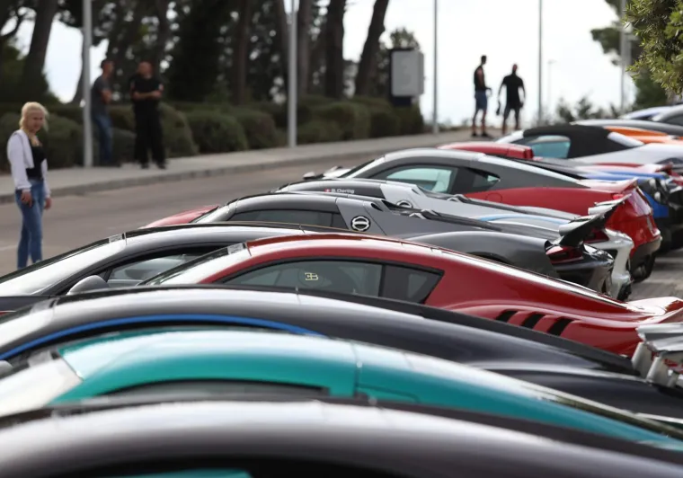 Najskuplja karavana luksuznih vozila stigla je u Šibenik, pod budnim okom zaštitara koji ne daju ni makac bliže