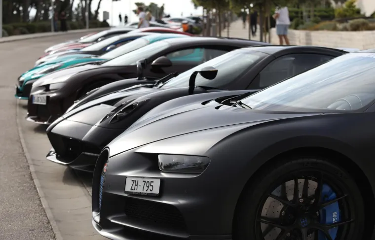 Najskuplja karavana luksuznih vozila stigla je u Šibenik, pod budnim okom zaštitara koji ne daju ni makac bliže