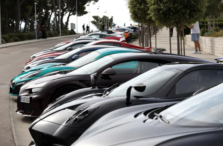 Najskuplja karavana luksuznih vozila stigla je u Šibenik, pod budnim okom zaštitara koji ne daju ni makac bliže