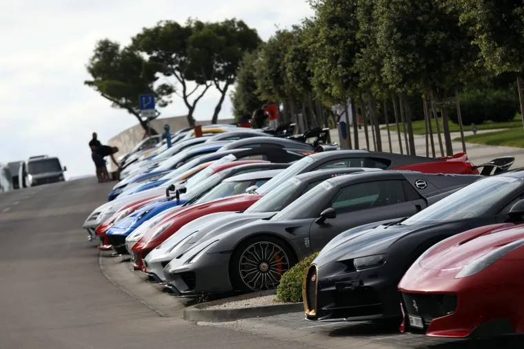 Najskuplja karavana luksuznih vozila stigla je u Šibenik, pod budnim okom zaštitara koji ne daju ni makac bliže