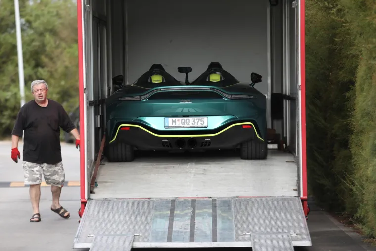 Najskuplja karavana luksuznih vozila stigla je u Šibenik, pod budnim okom zaštitara koji ne daju ni makac bliže